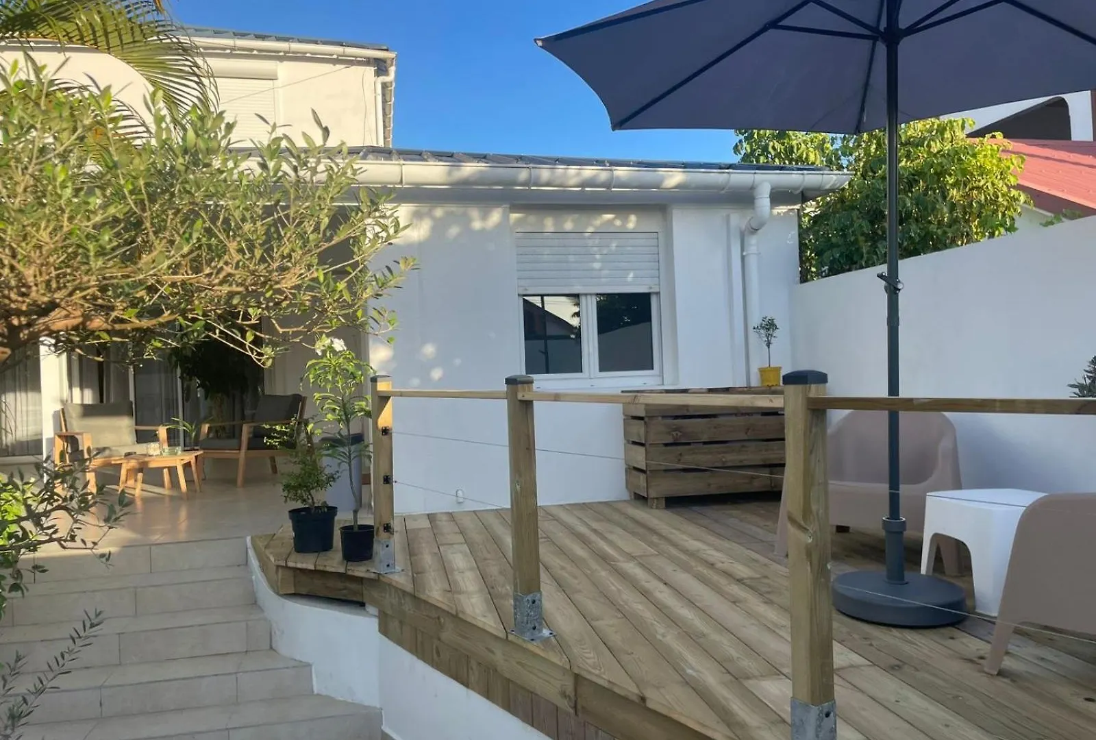 Chambre Studio Confort Vue Piscine Baie-Mahault Bed and Breakfast